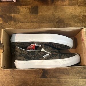 Vans woman’s Green Skull Pattern Slip-On Sneakers